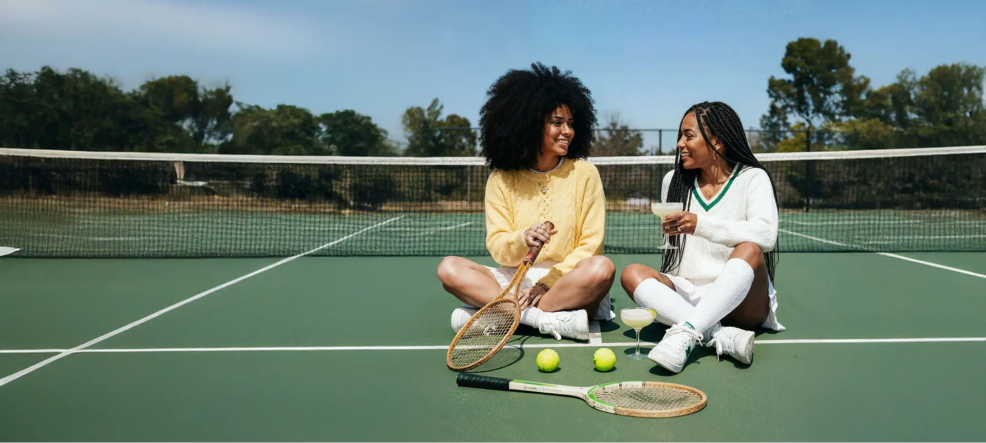 Dos Mujeres jugando Tenis